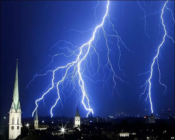 ¿ CÓMO SE GENERA LA ELECTRICIDAD ?
